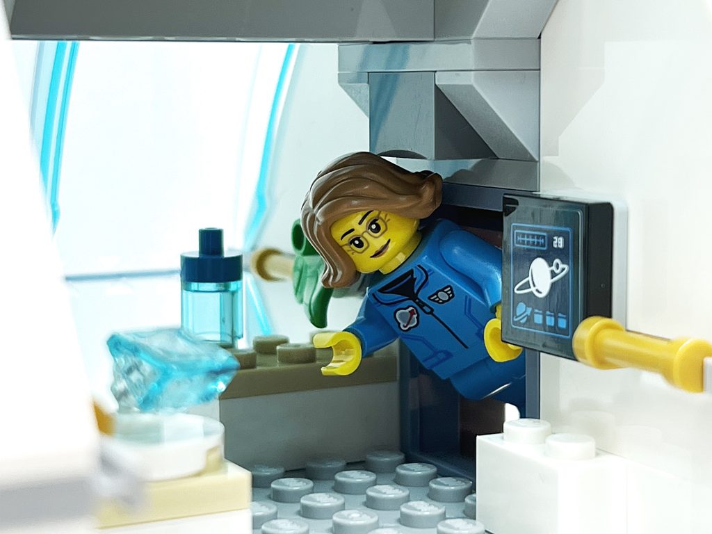 LEGO CITY 60349 Lunar Space Station review 6 1024x768