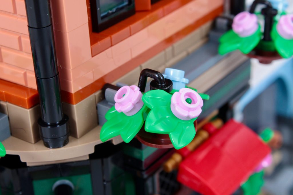 LEGO Icons 10350 Tudor Corner review 11 1024x683