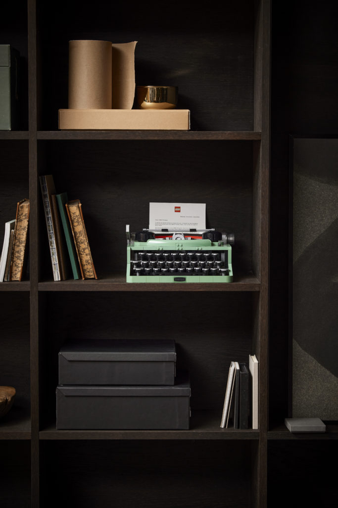 LEGO Ideas 21327 Typewriter lifestyle 11