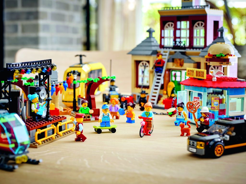 LEGO City 60271 Main Square 4