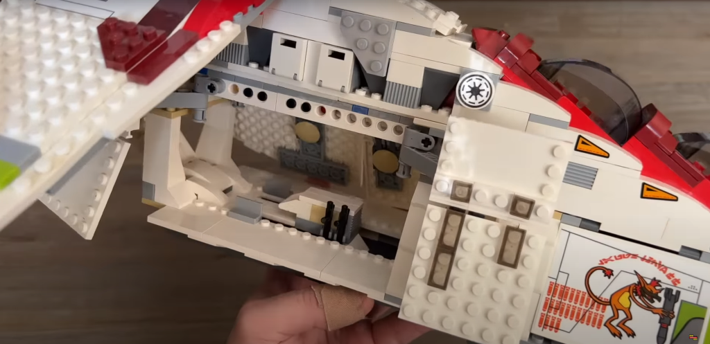 minisuperheroestoday comparison republic gunship 7576 2 1024x497