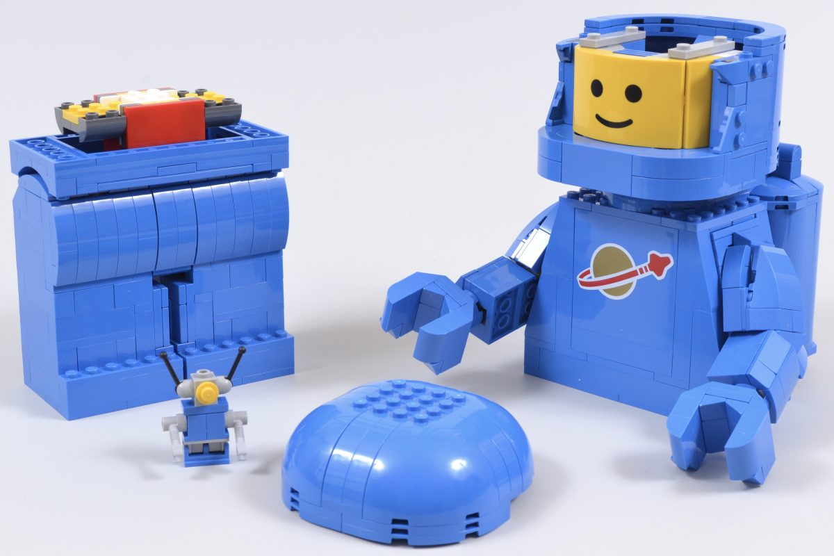 LEGO 40921 Up Scaled Blue Astronaut Minifigure 20 1200x800