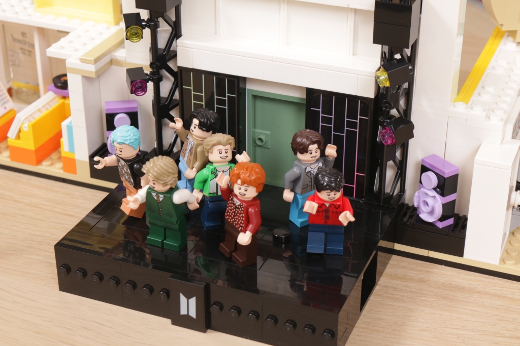 LEGO Ideas 21339 BTS Dynamite Bangtan Boys Jin Suga j hope RM Jimin V Jung Kook review 56 1024x683