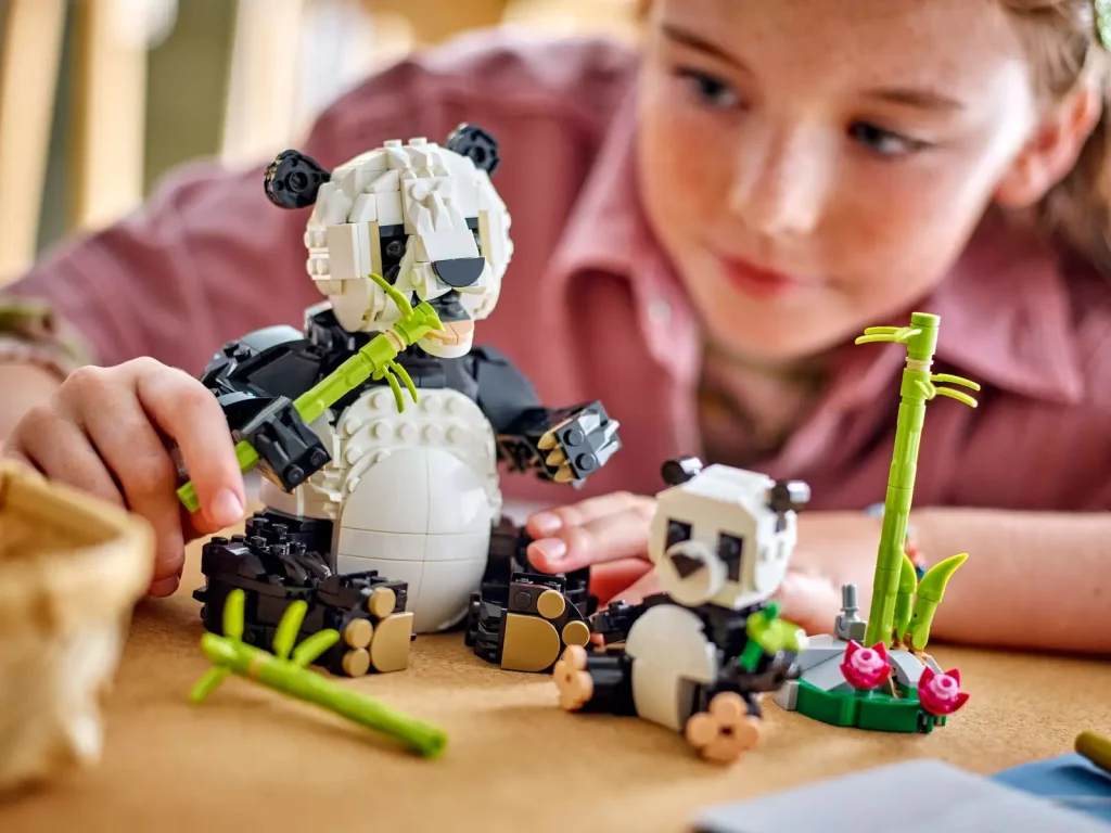 LEGO Creator 31165 Wild Animals Panda Family lifestyle  1024x768