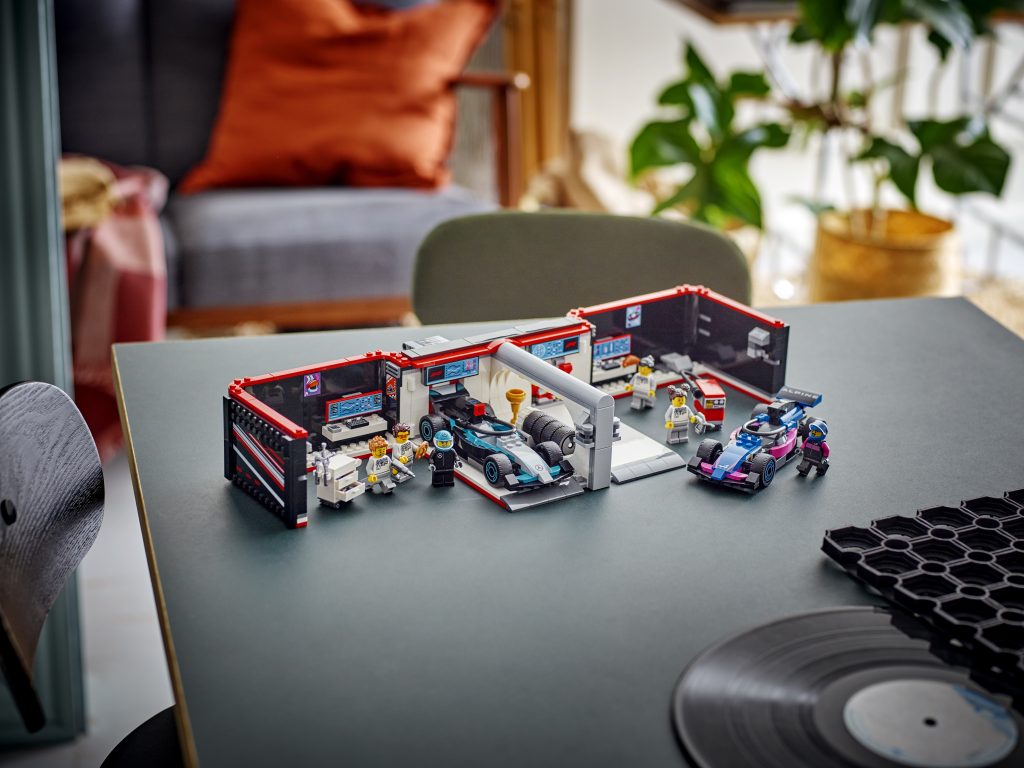 LEGO City 60444 F1 Garage Mercedes AMG Alpine Cars 4 1024x768