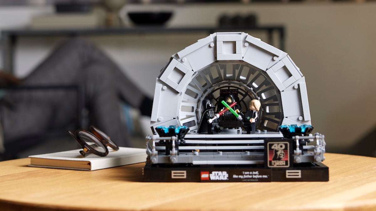 LEGO Star Wars 75352 Emperors Throne Room Diorama featured 3