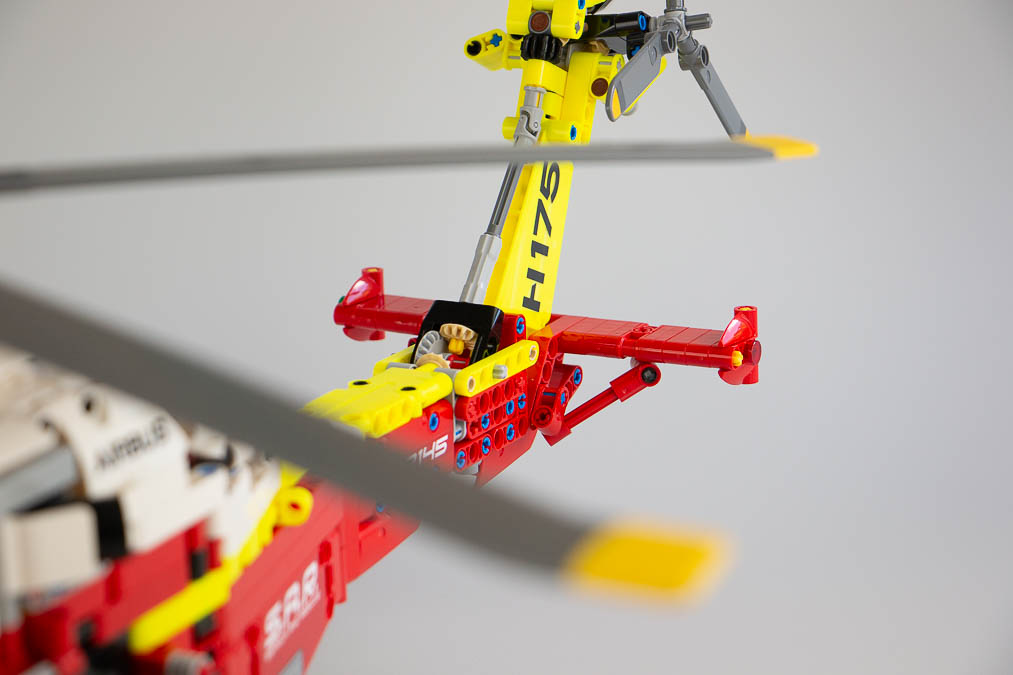 42145 Technic Airbus H175 Rescue Helicopter 28