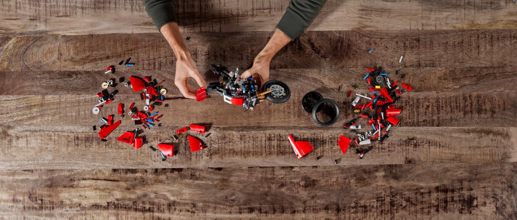 LEGO Technic 42107 Ducati Panigale V4 R 4