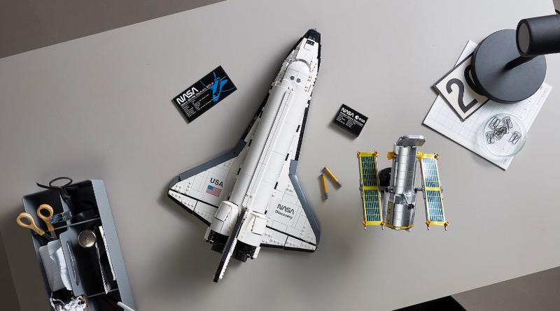 Explore how LEGO 10283 NASA Space Shuttle Discovery mimics the real-life rocket