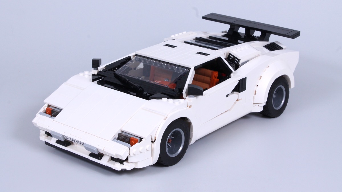 Rebuilding LEGO 10295 Porsche 911 into a Lamborghini Countach