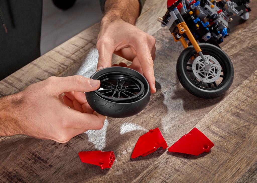 LEGO Technic 42107 Ducati Panigale V4 R 8