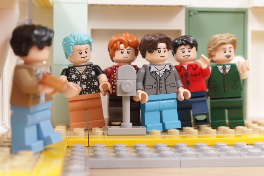 LEGO Ideas 21339 BTS Dynamite Bangtan Boys Jin Suga j hope RM Jimin V Jung Kook review 29 1024x683
