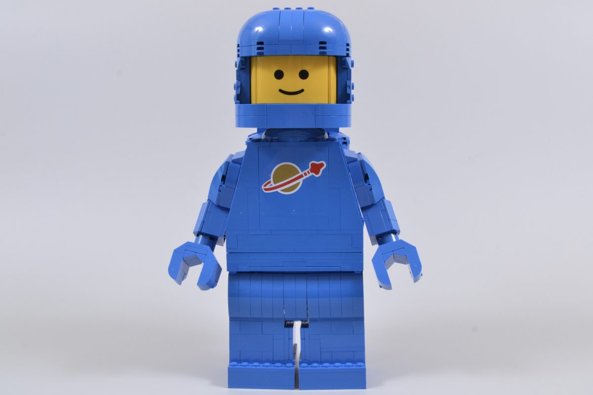 LEGO 40921 Up Scaled Blue Astronaut Minifigure 2 1200x800