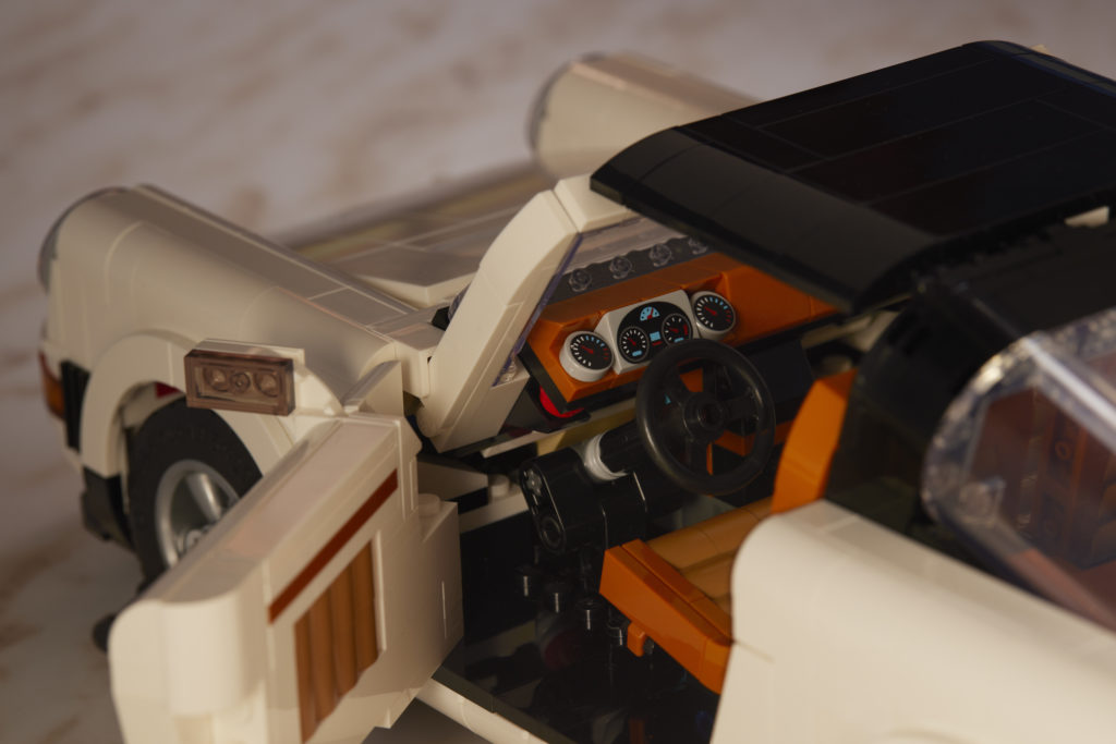 LEGO 10295 Porsche 911 showroom 8