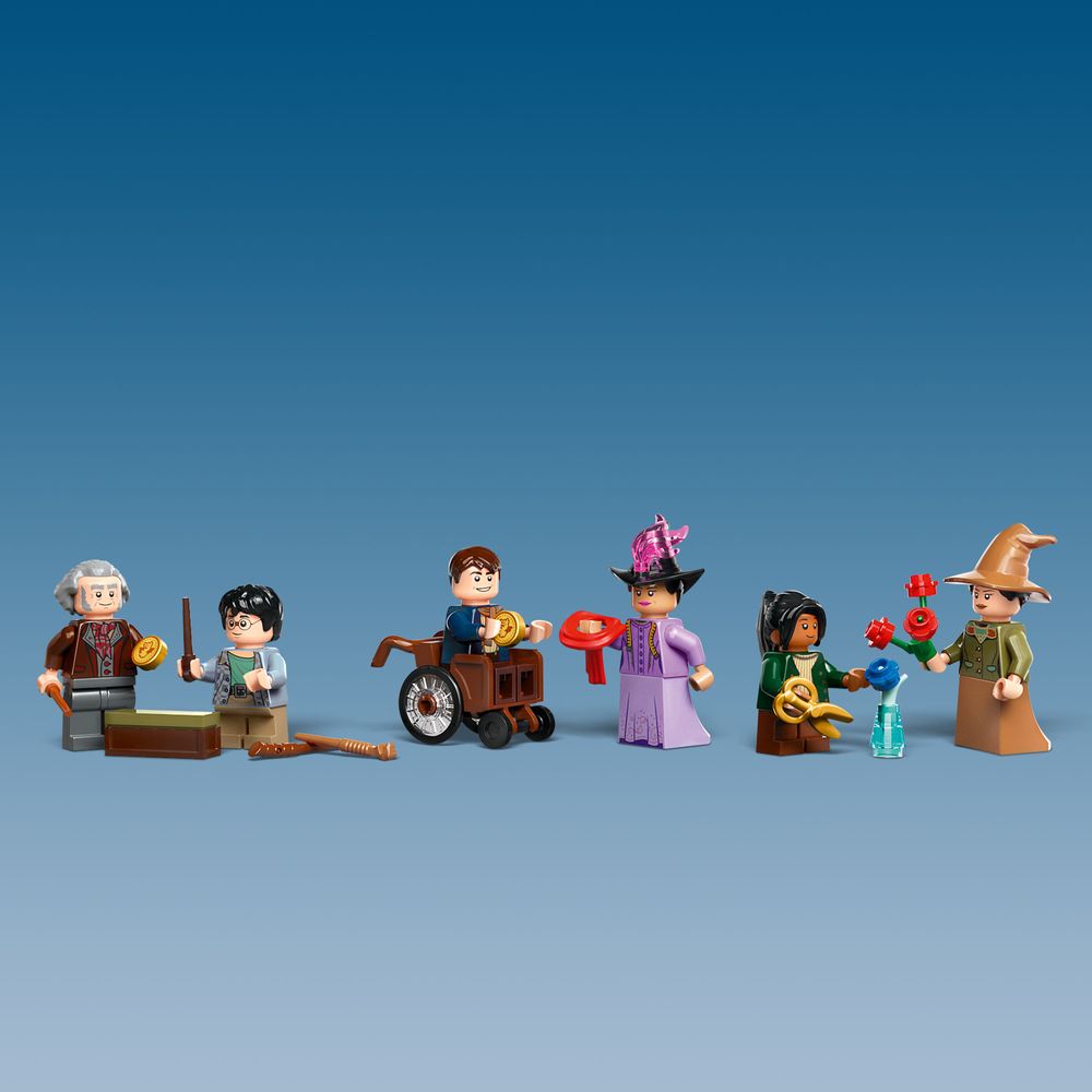 LEGO Harry Potter 76439 Ollivanders Madam Malkins Robes 6