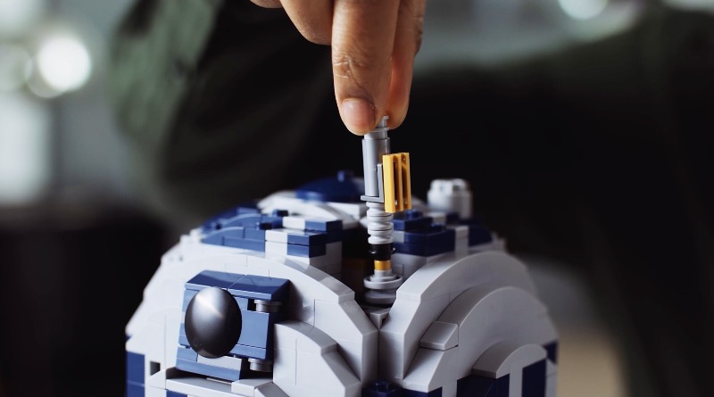 See LEGO Star Wars 75308 R2-D2's functions in action