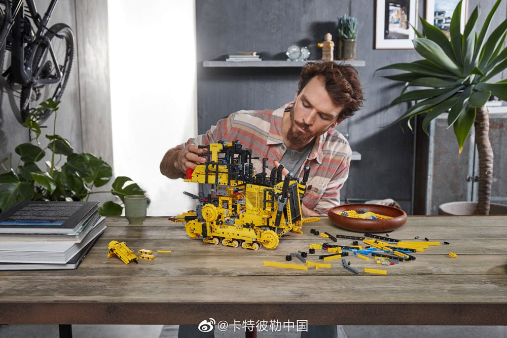 LEGO Technic 42131 CAT D11T Bulldozer 4