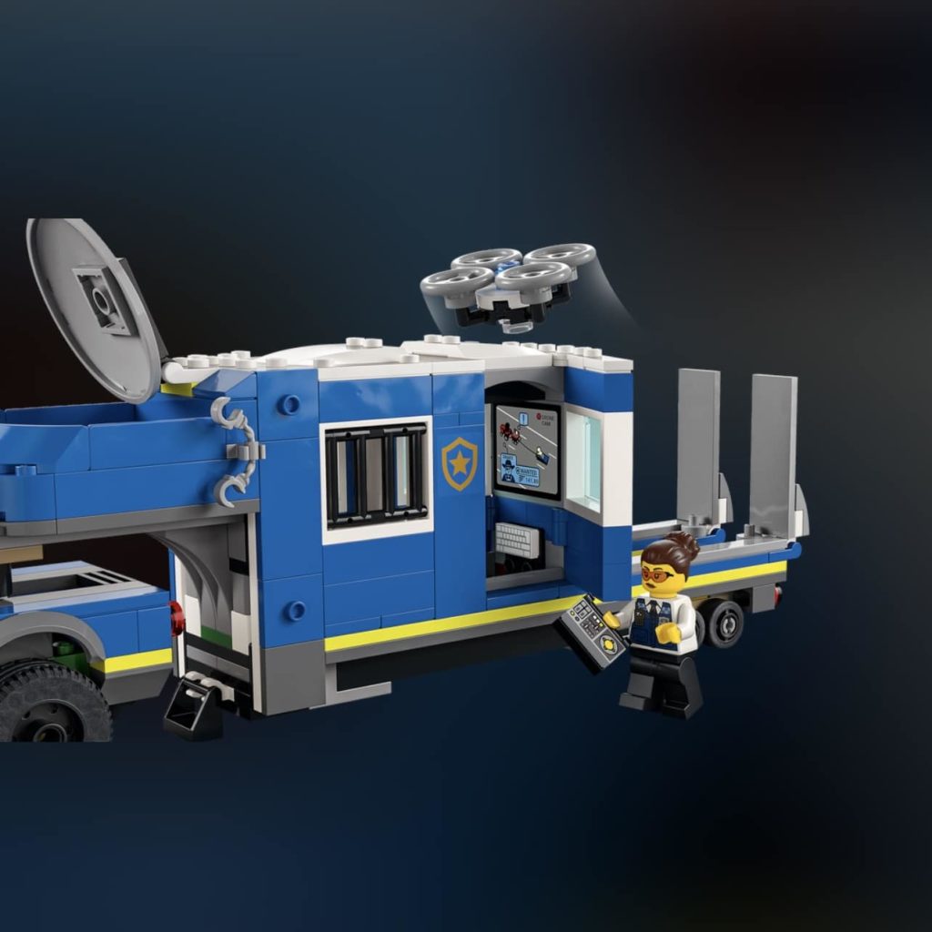 LEGO CITY 60315 Police Mobile Command Truck 2 1024x1024