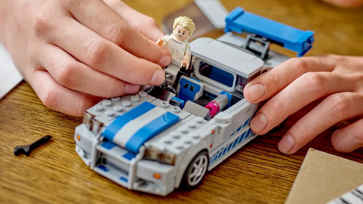 LEGO Speed Champions 76917 2 Fast 2 Furious Nissan Skyline GT R R34 lifestyle 1 featured
