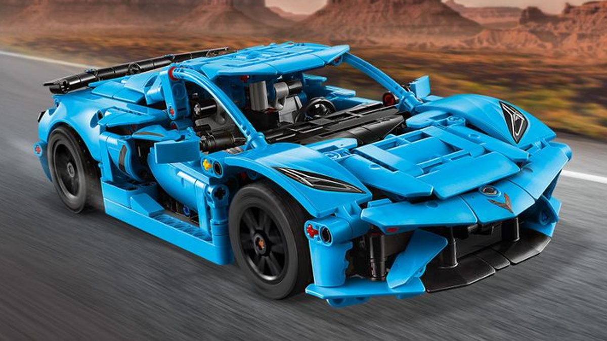 Take a closer look at LEGO Technic 42217 Chevrolet Corvette Stingray