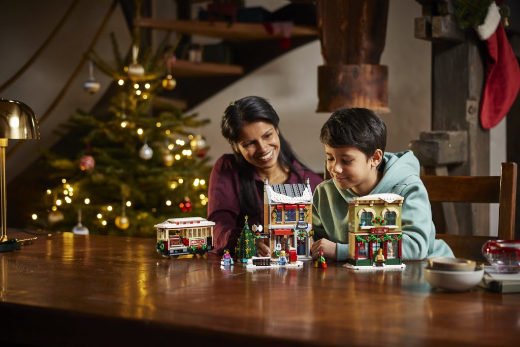 LEGO Winter Village 10308 Holiday Main Street 25 1024x683