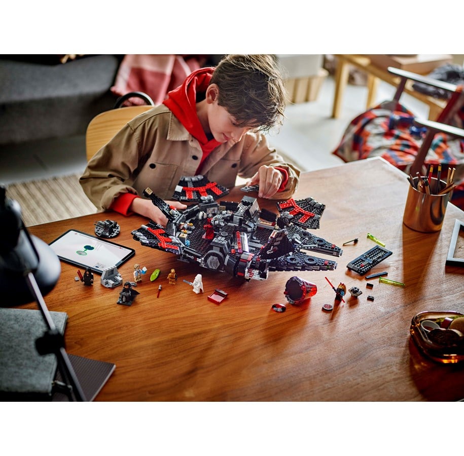 LEGO Star Wars 75389 The Dark Falcon 7