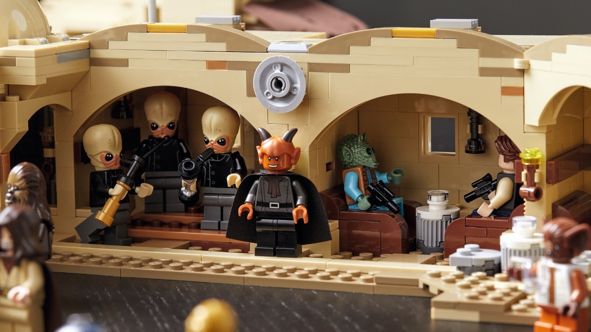 Huge LEGO Star Wars discounts on Mos Eisley Cantina and Razor Crest at Disney