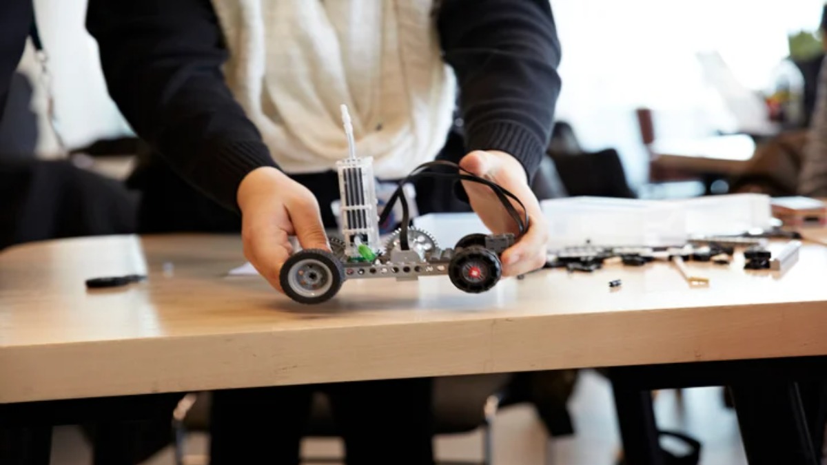 Students compete to build hydrogen-powered LEGO vehicle
