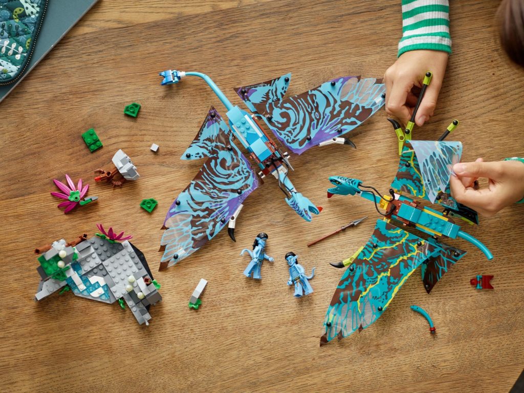 LEGO Avatar 75572 Jake Neytiris First Banshee Flight lifestyle 1024x768