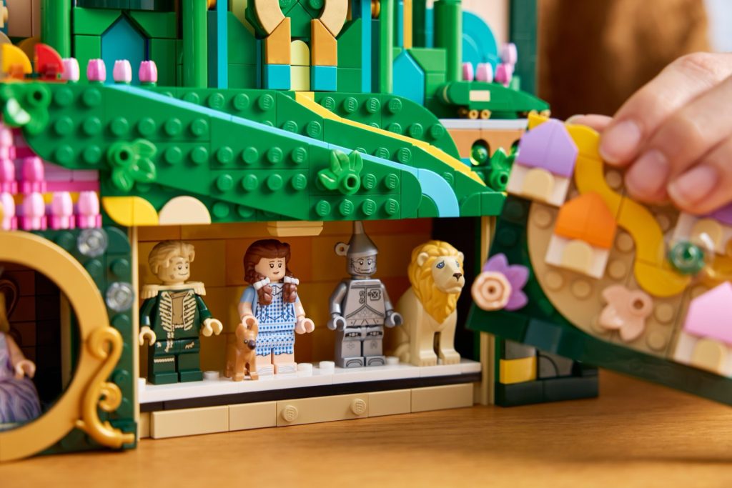 LEGO Wicked 75685 Emerald City Wall Art 6 1024x683