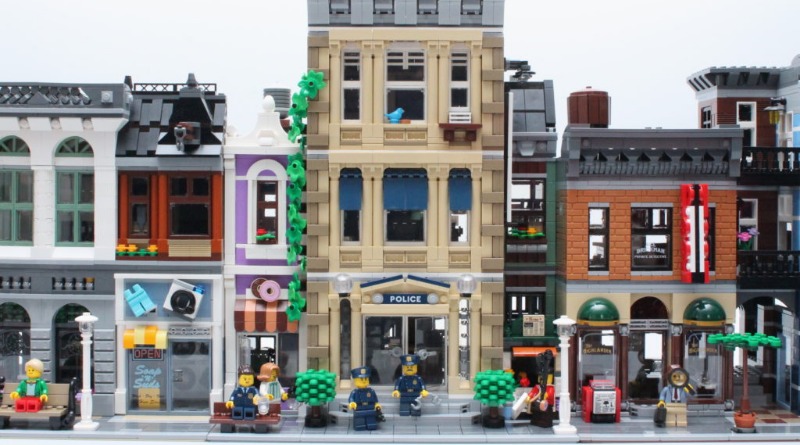 Lining 10278 Police Station up with other LEGO modular buildings