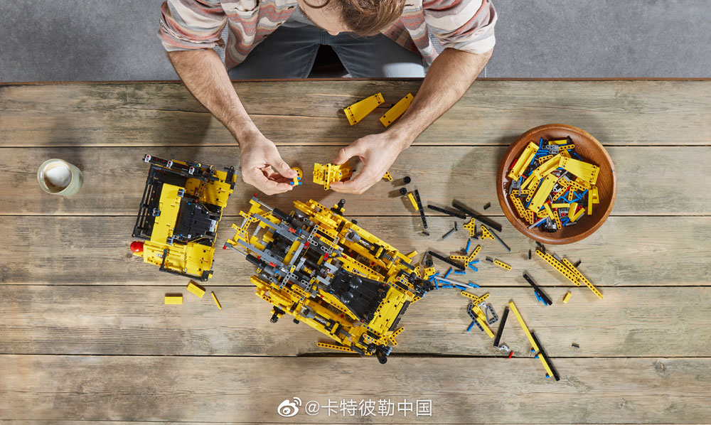 LEGO Technic 42131 CAT D11T Bulldozer 3