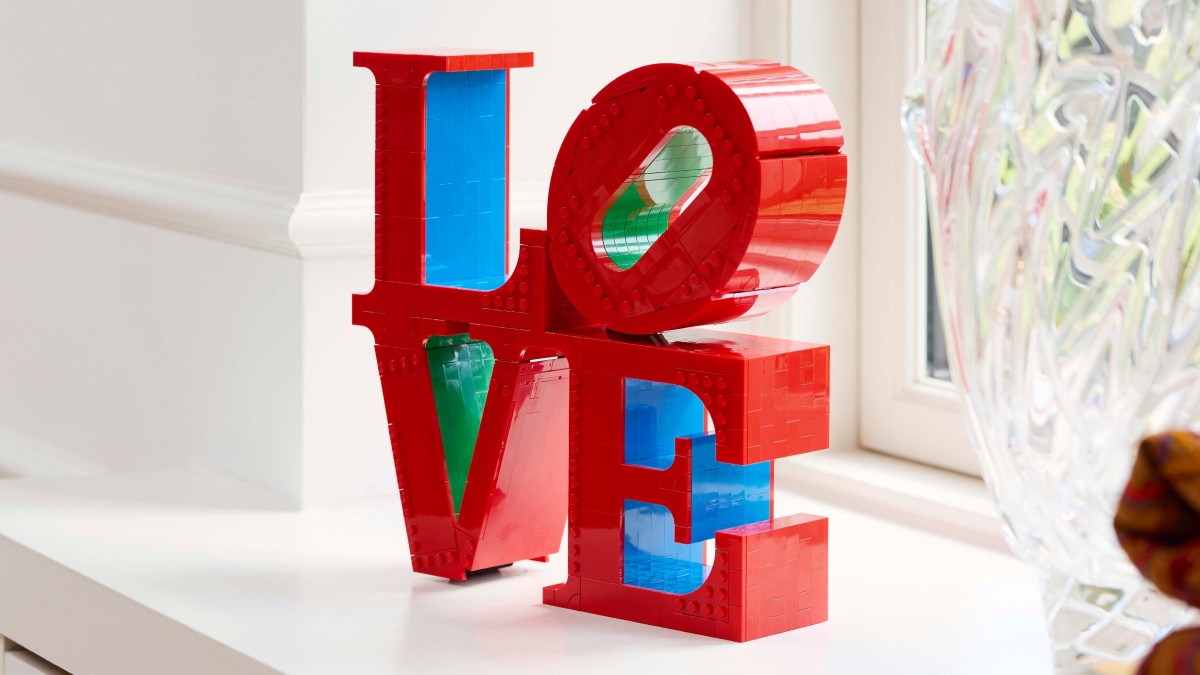 Closer look at every angle of LEGO Art 31214 LOVE