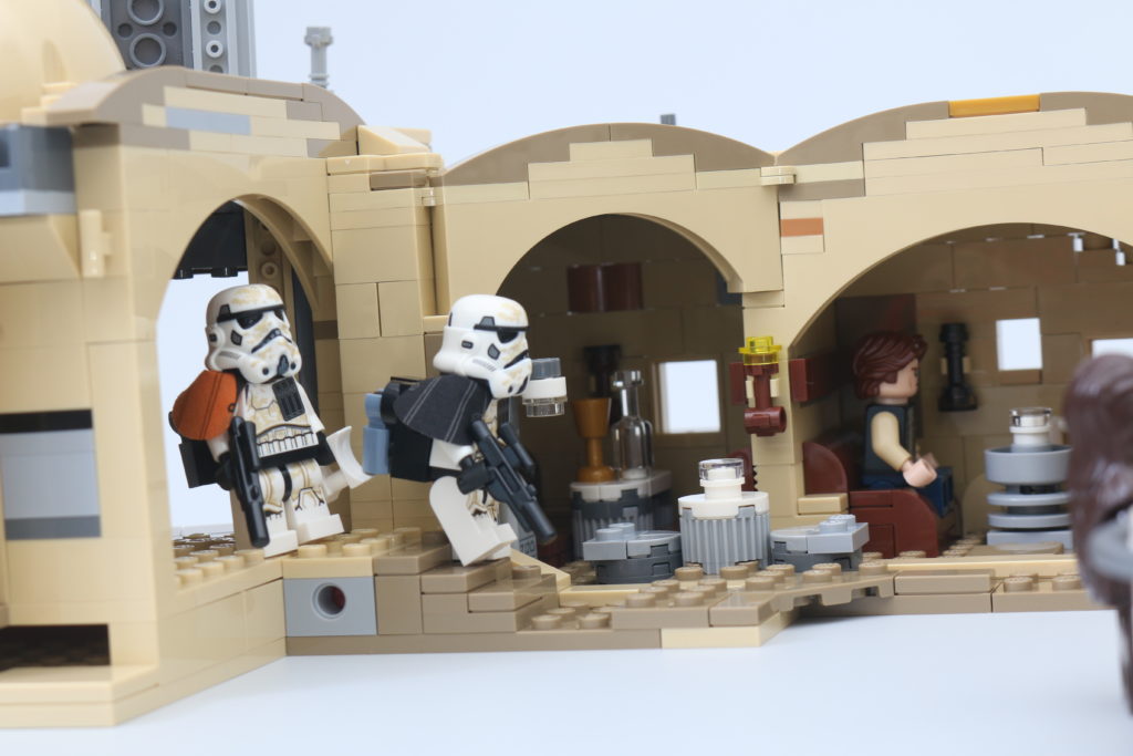 LEGO Star Wars 75290 Mos Eisley Cantina review 60