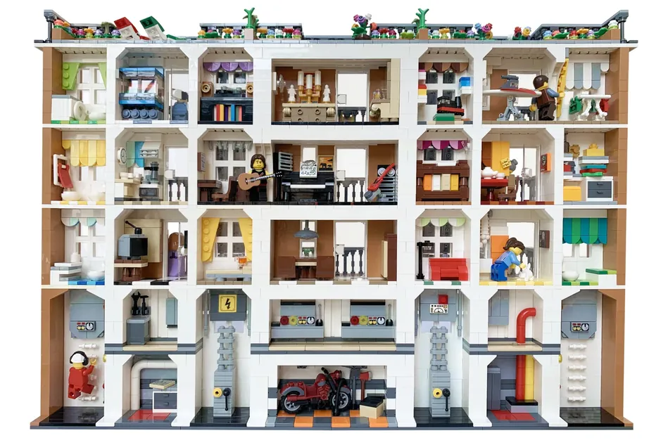 LEGO Ideas Fantozzi Takes The Bus On The Fly 4