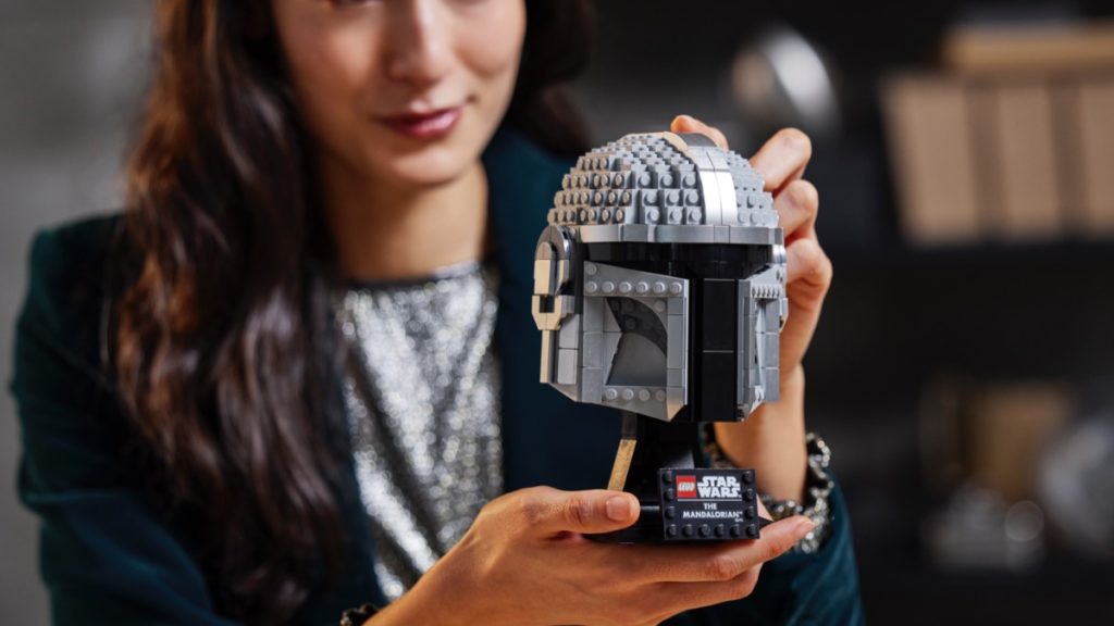 LEGO Star Wars 75328 The Mandalorian Helmet featured 1 1024x576